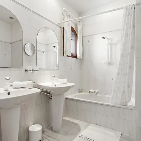 Elisabeth Βίλα *